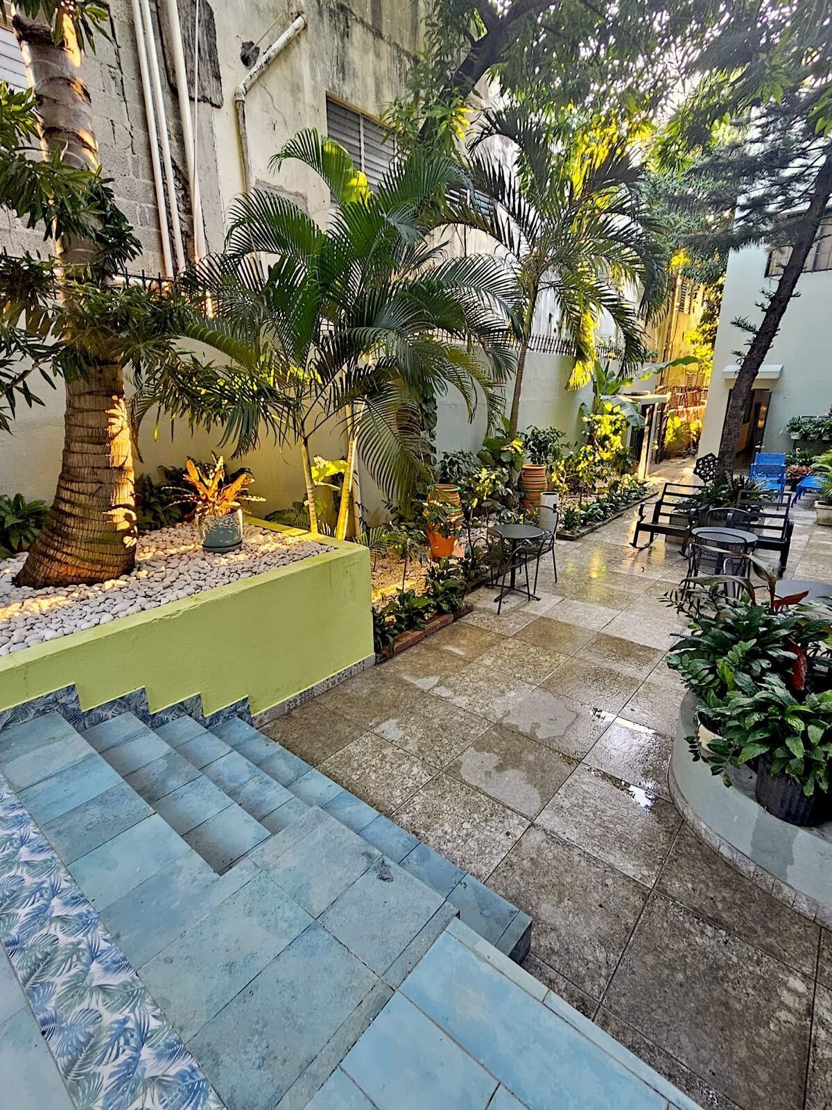 Sunny tropical courtyard at Hotelito Bonito